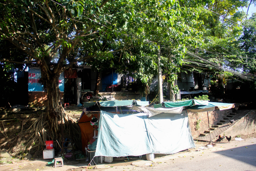 Kinh thành Huế là một công trình di tích có giá trị lớn về lịch sử, văn hóa, kiến trúc, cảnh quan môi trường và quân sự, được quy hoạch bao gồm nhiều hạng mục như: Hộ Thành hào, tường thành, Kỳ Đài… Theo thời gian với nhiều biến động, cho đến nay trong khu vực I di tích Kinh thành Huế có khoảng 4.200 hộ dân sinh sống. Kinh thành Huế là một công trình di tích có giá trị lớn về lịch sử, văn hóa, kiến trúc, cảnh quan môi trường và quân sự, được quy hoạch bao gồm nhiều hạng mục như: Hộ Thành hào, tường thành, Kỳ Đài… Theo thời gian với nhiều biến động, cho đến nay trong khu vực I di tích Kinh thành Huế có khoảng 4.200 hộ dân sinh sống.