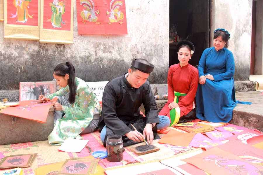 Nghệ nhân Đào Đình Trung giới thiệu về tranh đỏ Kim Hoàng