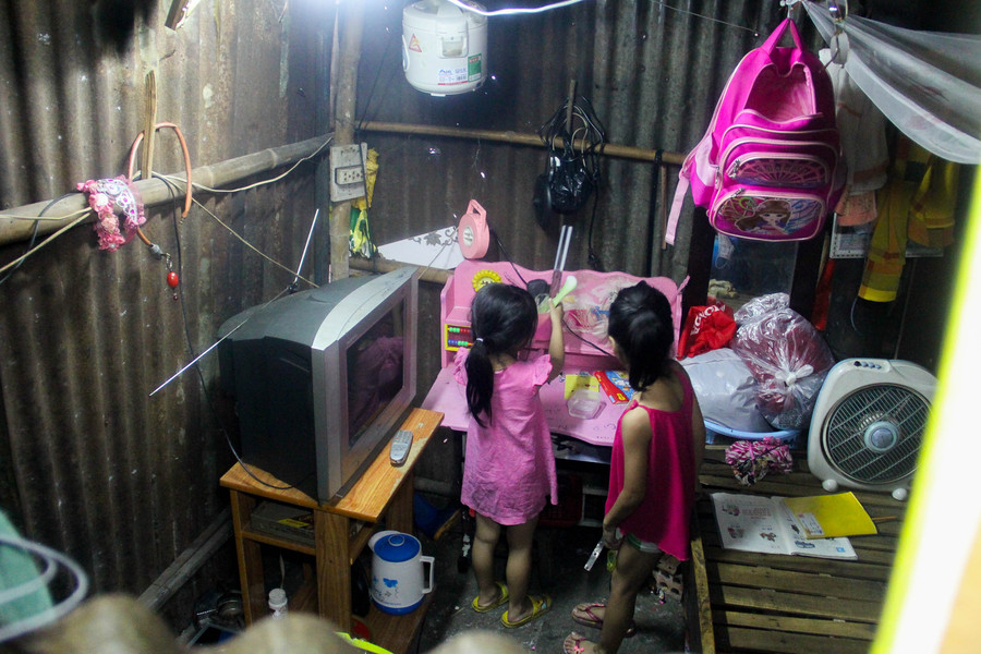Dù chật hẹp, thiếu ánh sáng nhưng đây cũng là nơi học tập, vui chơi của 2 đứa cháu bà Huệ Dù chật hẹp, thiếu ánh sáng nhưng đây cũng là nơi học tập, vui chơi của 2 đứa cháu bà Huệ