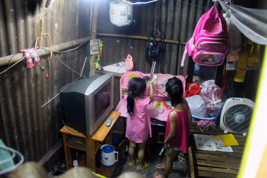 Dù chật hẹp, thiếu ánh sáng nhưng đây cũng là nơi học tập, vui chơi của 2 đứa cháu bà Huệ Dù chật hẹp, thiếu ánh sáng nhưng đây cũng là nơi học tập, vui chơi của 2 đứa cháu bà Huệ