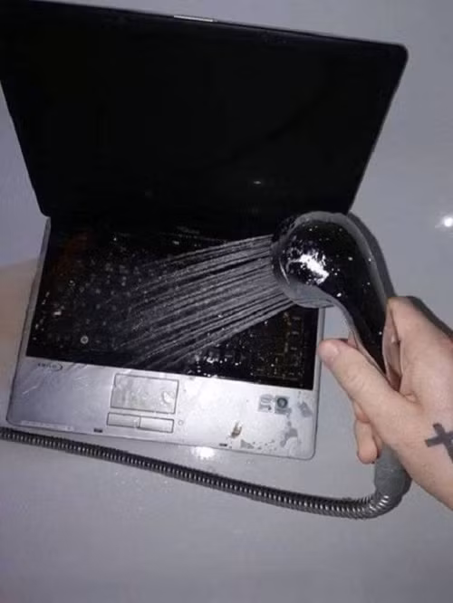 Vệ sinh laptop đúng chuẩn.