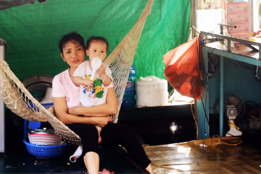 Gia đình chị Nguyễn Thị Yến (5 người) đã sinh sống gần 20 năm trên chiếc thuyền rộng vài mét