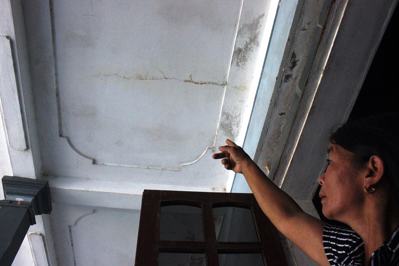 Nhà người dân bị nứt rạn mảng trần kéo dài do bị ảnh hưởng của tuyến đường thi công