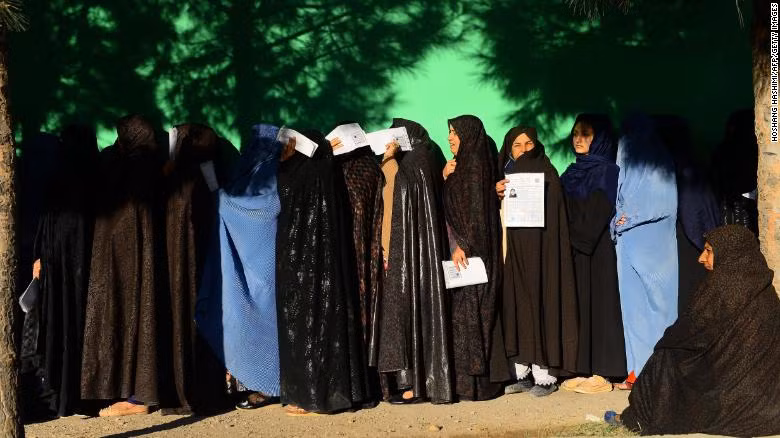 Nữ cử tri ở tỉnh Harat chờ bỏ phiếu