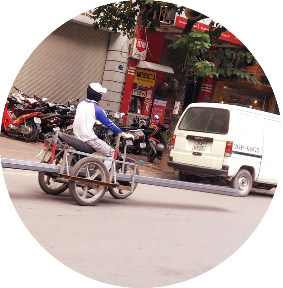 Người đi xe tự chế ngụy trang như “ninja” Người đi xe tự chế ngụy trang như “ninja”