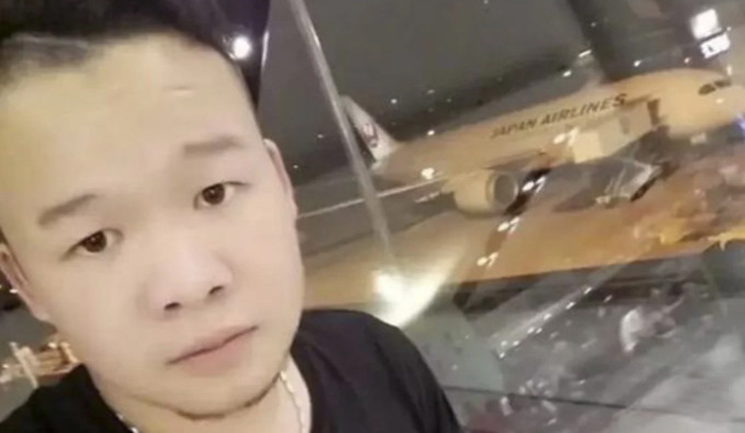 Tài xế taxi Chen Yiqun ở thành phố Lâm Hải, tỉnh Chiết Giang, Trung Quốccó thể chi 4.300 USD cho mỗi lần mua mỹ phẩm làm đẹp da cho mình. Ảnh: Sina.