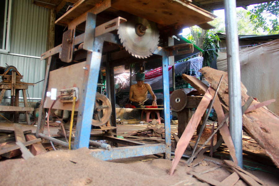 Tìm hiểu được biết, hầu hết các hộ dân sinh sống tại khu vực I di tích Kinh thành Huế đều là người nghèo, sống bằng nghề lao động phổ thông. Vì hoàn cảnh khó khăn mà nhiều năm phải chấp nhận sống lay lắt trên di sản. Tìm hiểu được biết, hầu hết các hộ dân sinh sống tại khu vực I di tích Kinh thành Huế đều là người nghèo, sống bằng nghề lao động phổ thông. Vì hoàn cảnh khó khăn mà nhiều năm phải chấp nhận sống lay lắt trên di sản.