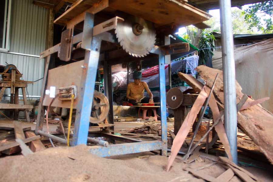 Tìm hiểu được biết, hầu hết các hộ dân sinh sống tại khu vực I di tích Kinh thành Huế đều là người nghèo, sống bằng nghề lao động phổ thông. Vì hoàn cảnh khó khăn mà nhiều năm phải chấp nhận sống lay lắt trên di sản. Tìm hiểu được biết, hầu hết các hộ dân sinh sống tại khu vực I di tích Kinh thành Huế đều là người nghèo, sống bằng nghề lao động phổ thông. Vì hoàn cảnh khó khăn mà nhiều năm phải chấp nhận sống lay lắt trên di sản.