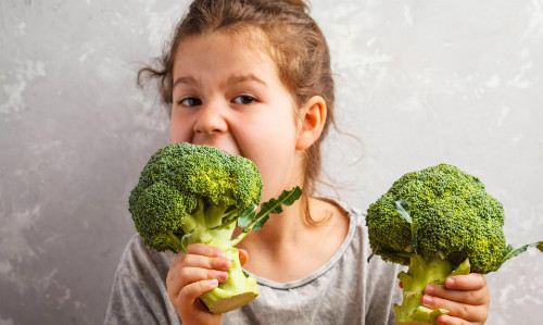 Cho trẻ chọn ăn 3 hay 5 miếng rau, thay vì cho chúng chọn món rau gì. Ảnh: The Sun.