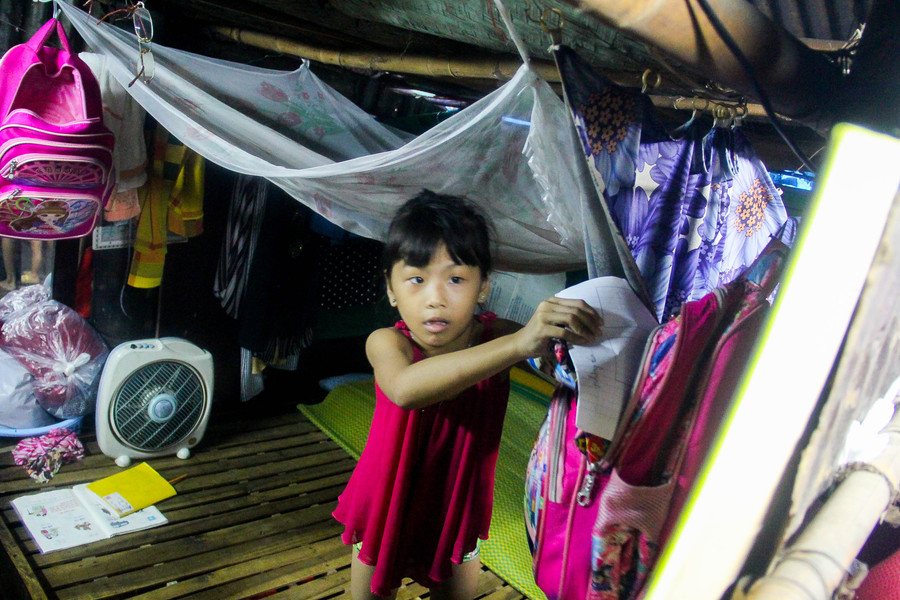 Căn phòng nhỏ bé chỉ đặt đủ một chiếc giường và một số vật dụng này là nơi sinh hoạt hàng ngày của 4 người trong gia đình bà Huệ. Căn phòng nhỏ bé chỉ đặt đủ một chiếc giường và một số vật dụng này là nơi sinh hoạt hàng ngày của 4 người trong gia đình bà Huệ.