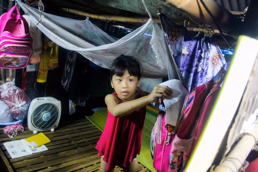 Căn phòng nhỏ bé chỉ đặt đủ một chiếc giường và một số vật dụng này là nơi sinh hoạt hàng ngày của 4 người trong gia đình bà Huệ. Căn phòng nhỏ bé chỉ đặt đủ một chiếc giường và một số vật dụng này là nơi sinh hoạt hàng ngày của 4 người trong gia đình bà Huệ.