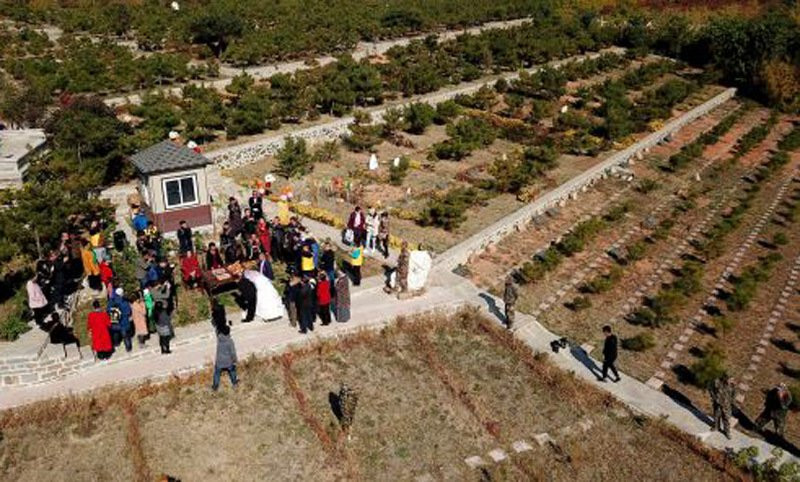 Cặp đôi hạnh phúc tổ chức đám cưới tại nghĩa trang