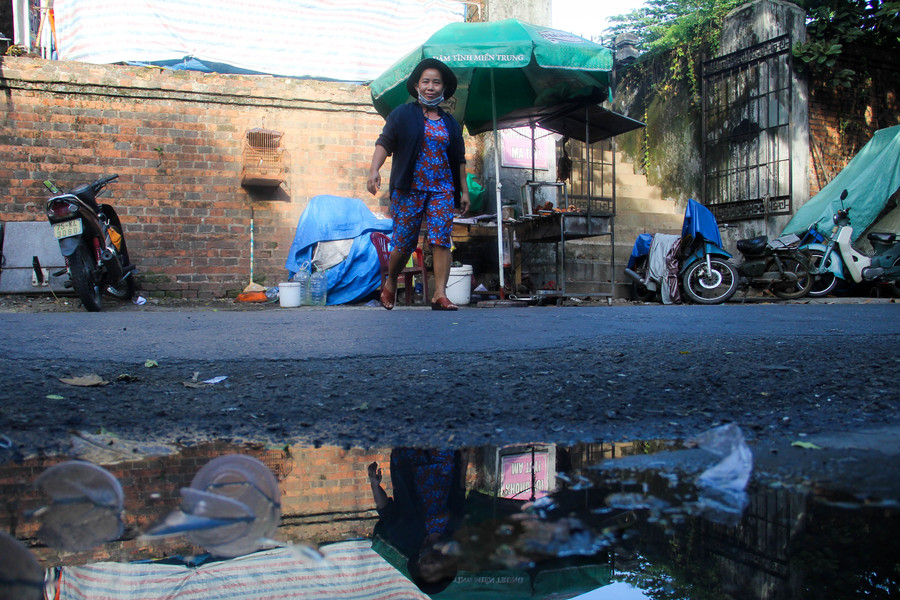 Điều kiện sinh sống của các hộ dân trong di tích đều tạm bợ, nhếch nhác ảnh hưởng đến mỹ quan đô thị, xâm phạm nghiêm trọng đến di tích. Điều kiện sinh sống của các hộ dân trong di tích đều tạm bợ, nhếch nhác ảnh hưởng đến mỹ quan đô thị, xâm phạm nghiêm trọng đến di tích.