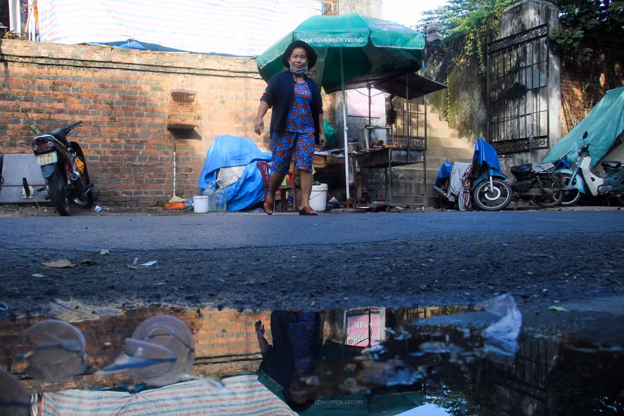 Điều kiện sinh sống của các hộ dân trong di tích đều tạm bợ, nhếch nhác ảnh hưởng đến mỹ quan đô thị, xâm phạm nghiêm trọng đến di tích. Điều kiện sinh sống của các hộ dân trong di tích đều tạm bợ, nhếch nhác ảnh hưởng đến mỹ quan đô thị, xâm phạm nghiêm trọng đến di tích.