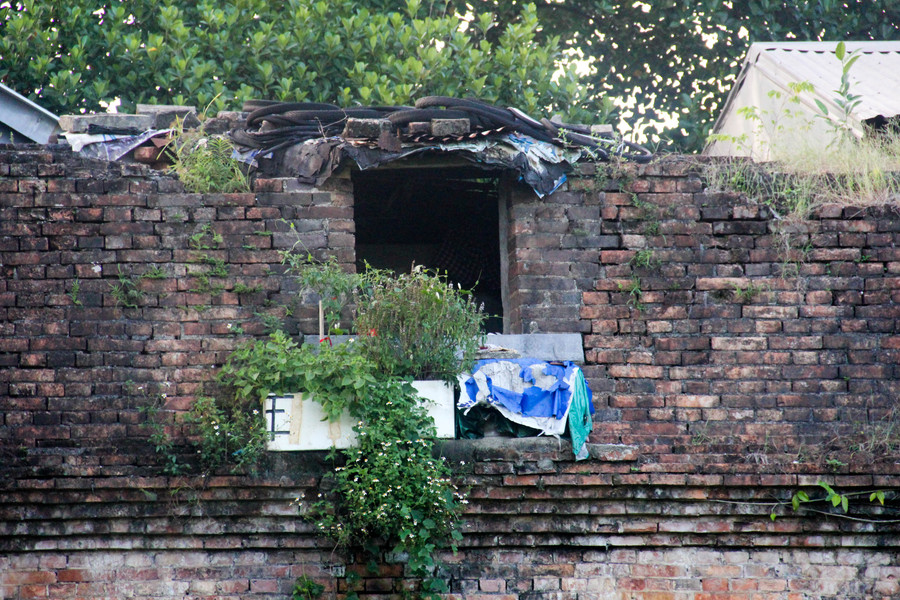 Qua nhiều năm, hiện cuộc sống của các hộ dân sống trong di tích đã ảnh hưởng đến diện mạo và sự bền vững của công trình kiến trúc, đặc biệt là làm môi trường bị ô nhiễm nặng. Qua nhiều năm, hiện cuộc sống của các hộ dân sống trong di tích đã ảnh hưởng đến diện mạo và sự bền vững của công trình kiến trúc, đặc biệt là làm môi trường bị ô nhiễm nặng.