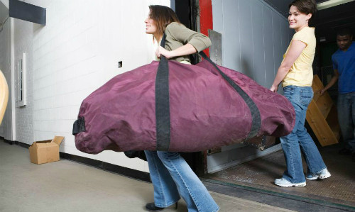 Bạn dễ dàng nhờ người khác mang hộ đồ giúp mình. Ảnh: The Sun.