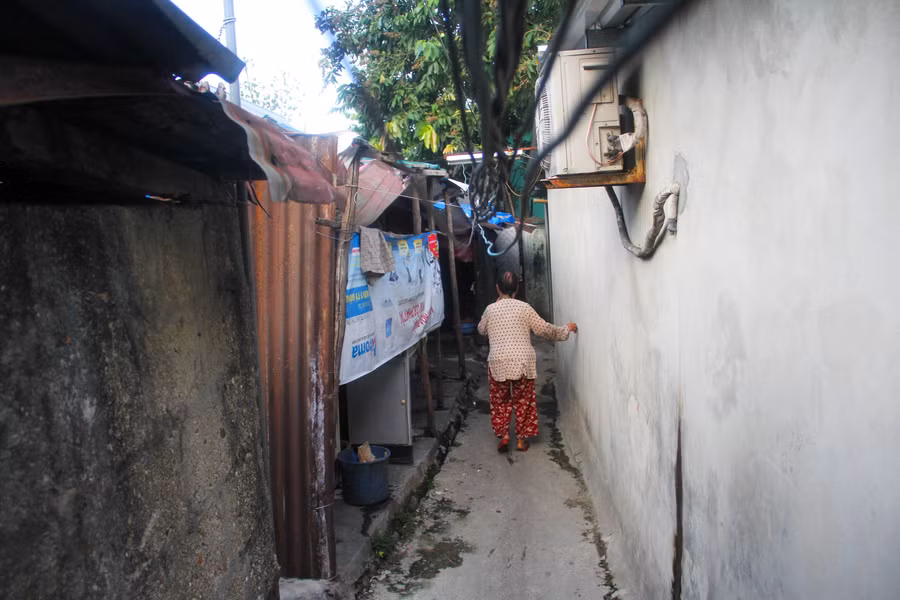 Theo ghi nhận, cuộc sống của người dân sống tại các di tích rất khốn khổ. Nhà cửa xuống cấp, mùa mưa bão phải tránh đi nơi khác, đi lại khó khăn, nhiều điểm di tích thành tụ điểm của tệ nạn xã hội,.. Theo ghi nhận, cuộc sống của người dân sống tại các di tích rất khốn khổ. Nhà cửa xuống cấp, mùa mưa bão phải tránh đi nơi khác, đi lại khó khăn, nhiều điểm di tích thành tụ điểm của tệ nạn xã hội,..