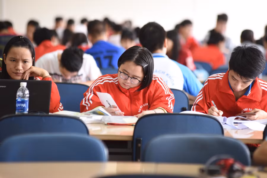 Sinh viên Trường ĐH Bách khoa Hà Nội trong giờ tự học