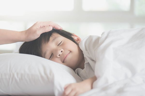 Tạo thói quen ngủ điều độ giúp trẻ phát triển thể chất và trí não tối ưu. 3 sai lầm khiến trẻ ngủ không ngon giấc