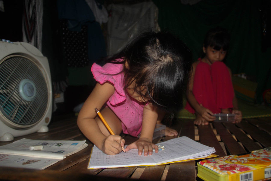 Những đứa trẻ sinh ra và “sống treo” trong khu vực di tích cũng chịu nhiều thiệt thòi so với bạn bè cùng trang lứa. Những đứa trẻ sinh ra và “sống treo” trong khu vực di tích cũng chịu nhiều thiệt thòi so với bạn bè cùng trang lứa.