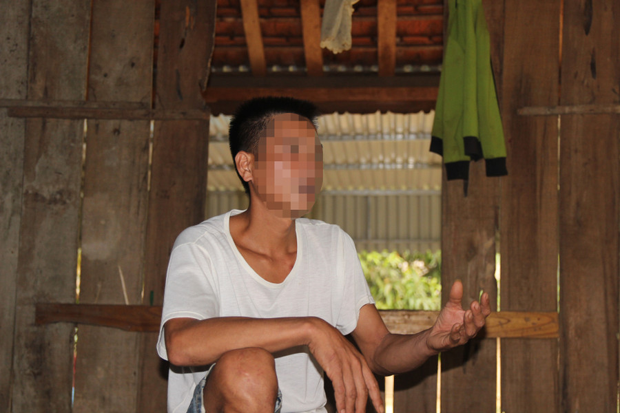 Anh Vi Văn Đ. (bản Đình Tiến) đang chia sẻ câu chuyện