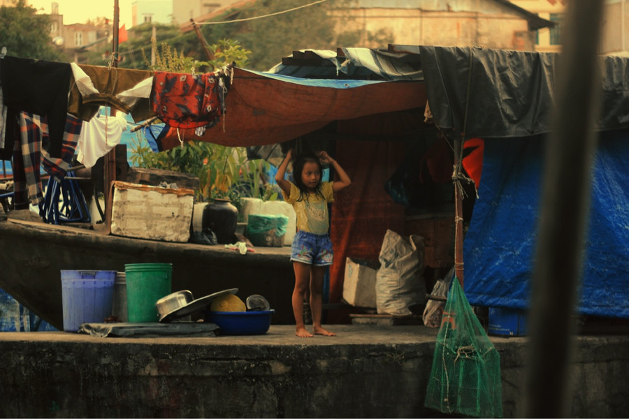 Những đứa trẻ ước mơ được đi học, được đến trường như các bạn trên bờ