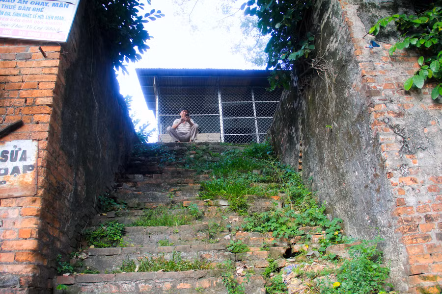 Thế nhưng hầu hết các hộ dân ở đây không có Giấy chứng nhận quyền sử dụng đất, đất ở không hợp lệ nên không được bồi thường theo quy định hiện hành. Nếu muốn tự di dời đến nơi khác cũng không được vì không đủ điều kiện. Hơn 1,5 vạn dân đang sống lay lắt trên Kinh thành Huế cần có chính sách hỗ trợ đặc biệt về bồi thường, tái định cư và kinh phí hỗ trợ di dời của Trung ương để sớm ổn định cuộc sống. Thế nhưng hầu hết các hộ dân ở đây không có Giấy chứng nhận quyền sử dụng đất, đất ở không hợp lệ nên không được bồi thường theo quy định hiện hành. Nếu muốn tự di dời đến nơi khác cũng không được vì không đủ điều kiện. Hơn 1,5 vạn dân đang sống lay lắt trên Kinh thành Huế cần có chính sách hỗ trợ đặc biệt về bồi thường, tái định cư và kinh phí hỗ trợ di dời của Trung ương để sớm ổn định cuộc sống.