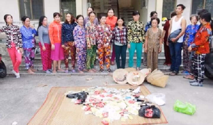 Các con bạc cùng tang vật tại thời điểm bị bắt quả tang.