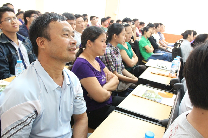 Phụ huynh đồng hành cùng thí sinh chọn ngành - chọn trường