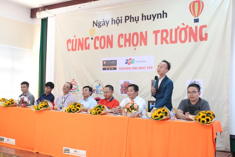 Các chuyên gia cố vấn cho phụ huynh và thí sinh