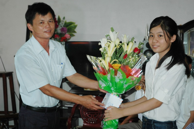 Lãnh đạo xã Diễn Hạnh (Diễn Châu) chúc mừng thành tích của Vân Nhi.