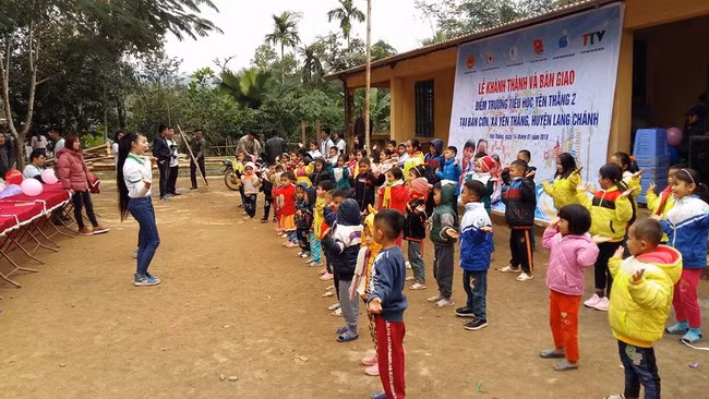 Các bạn sinh viên tiến hành tập văn nghệ cho các em học sinh.