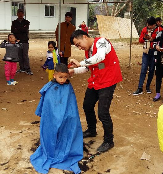 Các bạn sinh viên tiến hành cắt tóc gọn gàng cho các em học sinh dân bản. Các bạn sinh viên tiến hành cắt tóc gọn gàng cho các em học sinh dân bản.