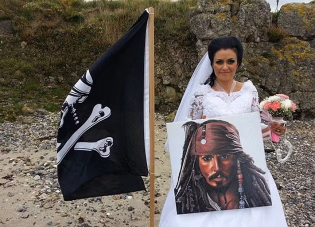 Người phụ nữ tin rằng chồng mình cũng đẹp trai như thuyền trưởng Jack Sparrow trong phim