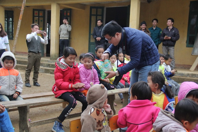 Các bạn sinh viên trao quà cho các em học sinh bản Cơn. Các bạn sinh viên trao quà cho các em học sinh bản Cơn.