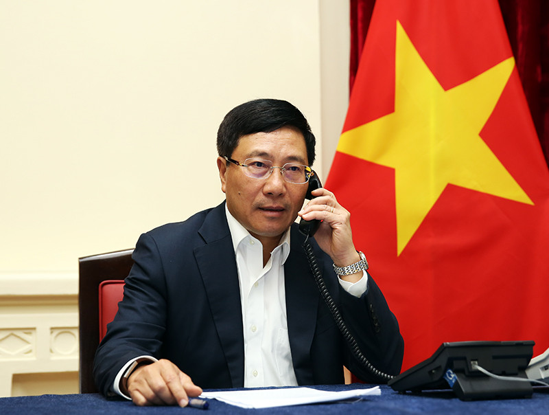 Phó Thủ tướng Phạm Bình Minh điện đàm với Bộ trưởng Ngoại giao Malaysia. Ảnh: VGP/Hải Minh