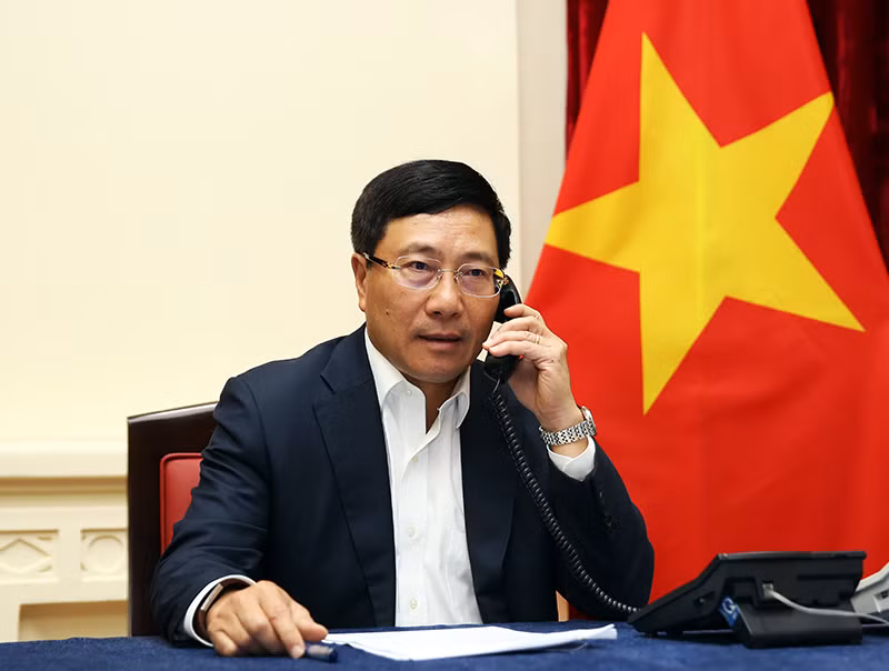 Phó Thủ tướng Phạm Bình Minh điện đàm với Bộ trưởng Ngoại giao Malaysia. Ảnh: VGP/Hải Minh