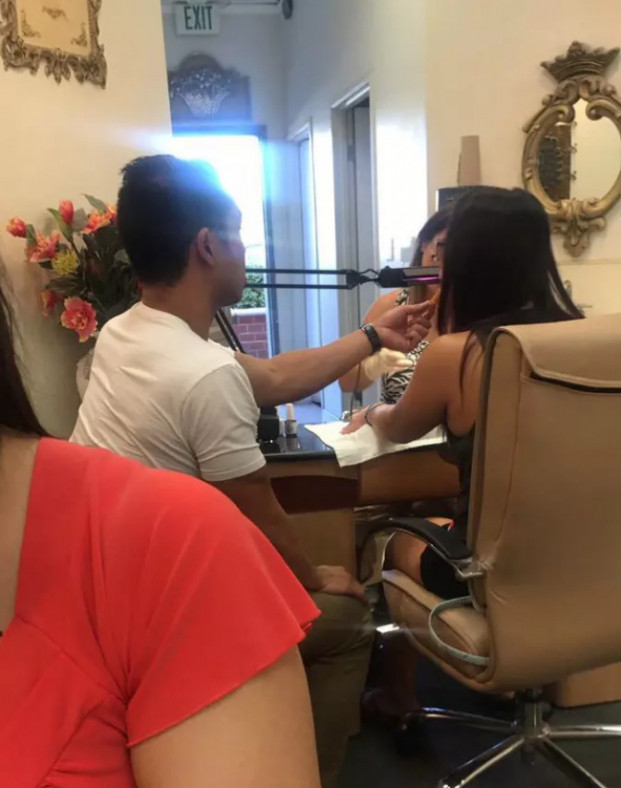 14 bức ảnh chứng minh ngôn tình vẫn hiện hữu ngoài đời thực ảnh 7 Một chàng trai đang đút cho bạn gái ăn trong khi đợi cô gái làm móng