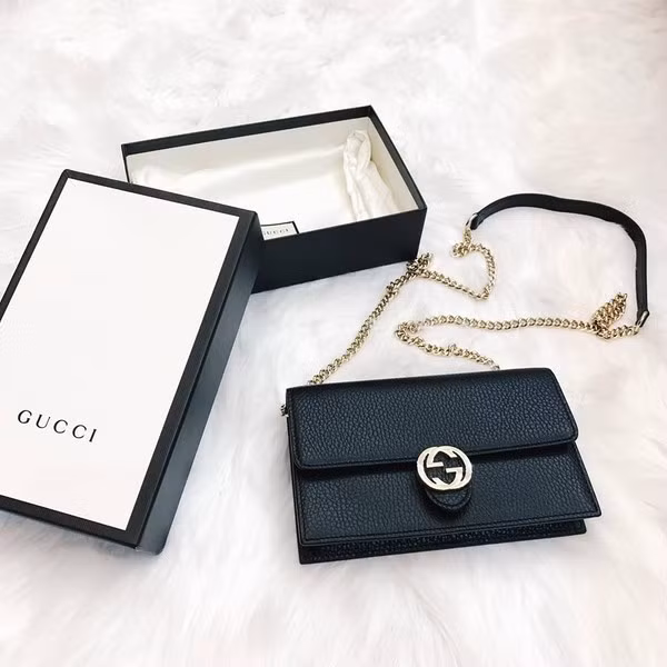Món quà mùng 8/3 là chiếc túi Gucci đắt đỏ khiến nhiều người ghen tỵ.