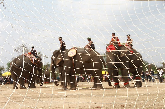 Sau 2 hiệp với 20 phút ngoài sân cát, chỉ duy nhất 1 “cầu thủ” ghi được bàn thắng.