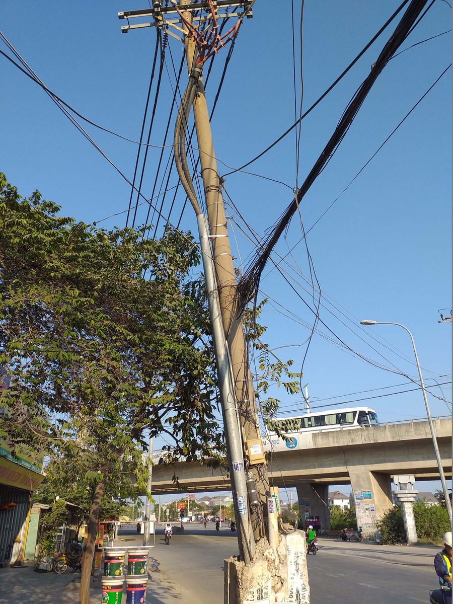 Cây cột điện “dọa người” với những bó dây loằng ngoằng Cây cột điện “dọa người” với những bó dây loằng ngoằng