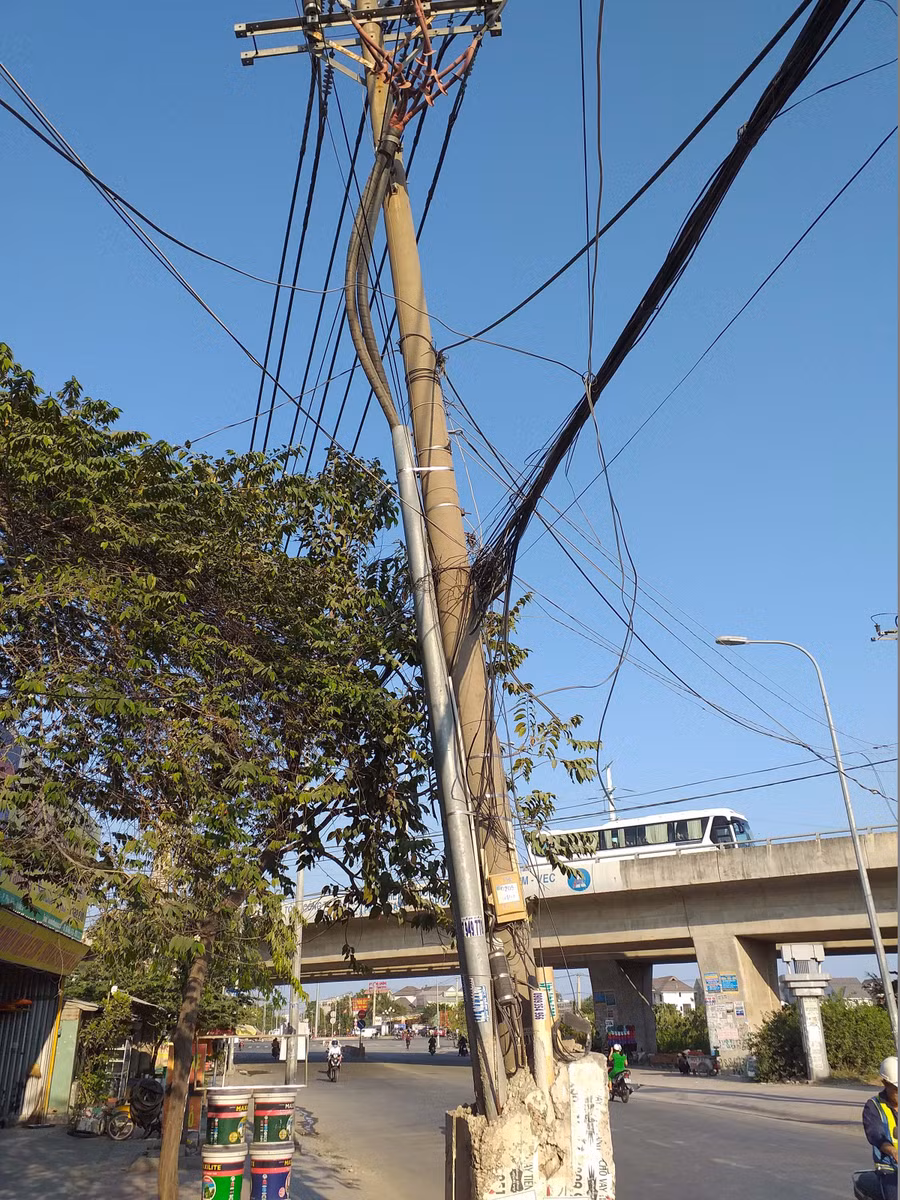 Cây cột điện “dọa người” với những bó dây loằng ngoằng