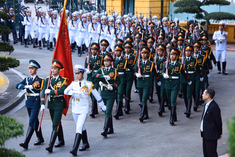 Đoàn Nghi lễ Quân đội đón Chủ tịch Triều Tiên Kim Jong-un tại Phủ chủ tịch chiều 1/3. Ảnh: Giang Huy