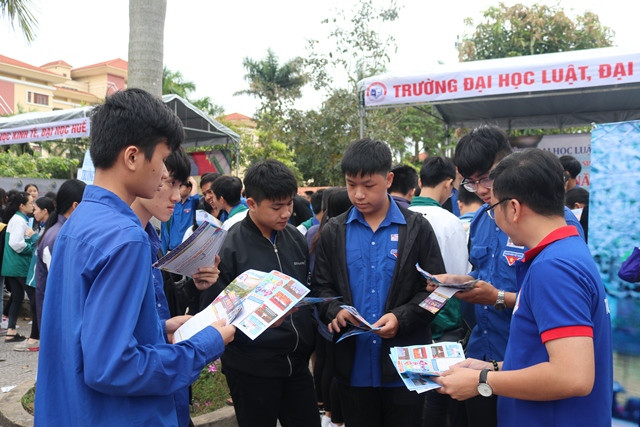 HS các trường THPT tìm hiểu thông tin, cơ hội học tập tại gian hàng của ĐH Huế