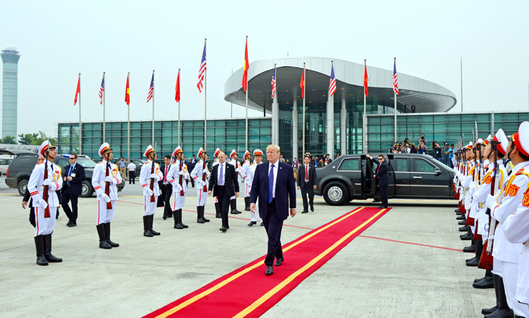 Các chiến sĩ Đoàn Nghi lễ quân đội (trang phục trắng) đón Tổng thống Mỹ Donald Trump đến Việt Nam dự hội nghị APEC năm 2017. Ảnh:NLQĐ Các chiến sĩ Đoàn Nghi lễ Quân đội (trang phục trắng) đón Tổng thống Mỹ Donald Trump đến Việt Nam dự hội nghị APEC năm 2017. Ảnh: NLQĐ