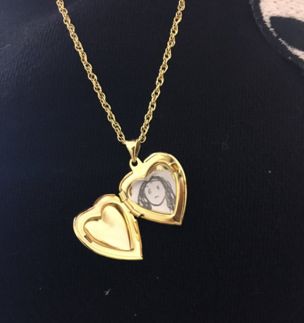 14 bức ảnh chứng minh ngôn tình vẫn hiện hữu ngoài đời thực ảnh 8 Tôi không có ảnh bạn gái để đặt vào chiếc vòng nên tôi đã tự vẽ cô ấy