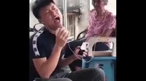 Thanh niên ăn đòn vì dám làm chuyện này trước mặt cụ bà