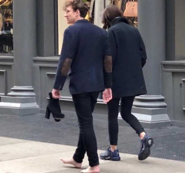 14 bức ảnh chứng minh ngôn tình vẫn hiện hữu ngoài đời thực ảnh 1 Chàng trai nhường đôi giày cho bạn gái vì đôi giày cao gót khiến cô gái đau chân