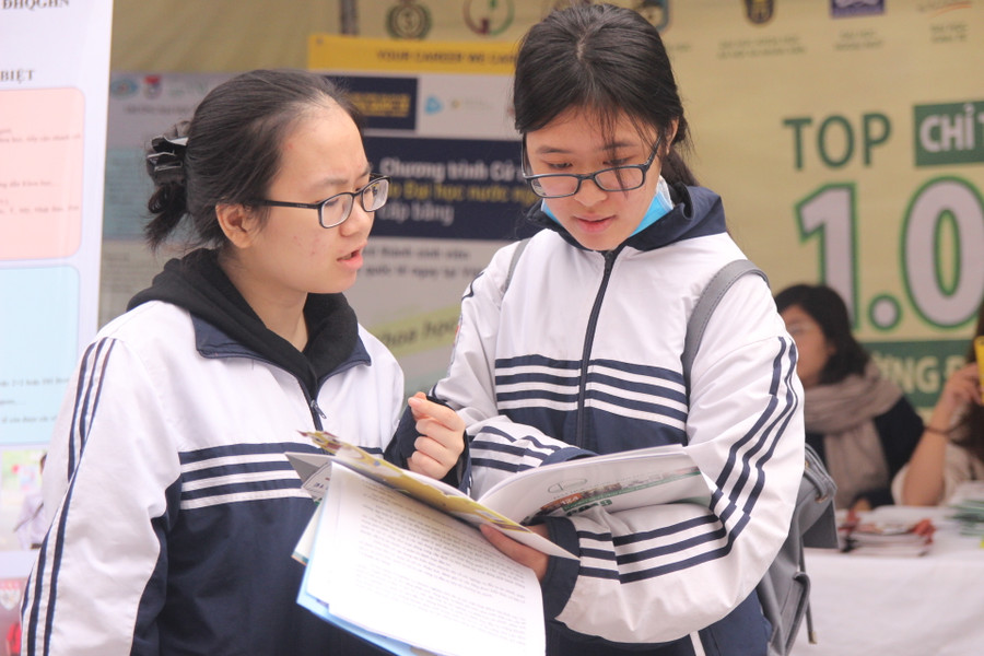 Tháng 3 là thời điểm HS lớp 12 tăng tốc ôn tập và đưa ra quyết định ngành nghề tương lai. Ảnh: Hồ Lài