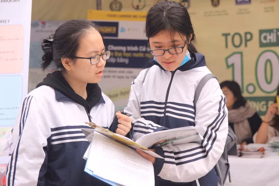Tháng 3 là thời điểm HS lớp 12 tăng tốc ôn tập và đưa ra quyết định ngành nghề tương lai. Ảnh: Hồ Lài